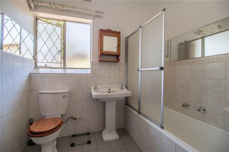 3 Bed House in Bordeaux-17