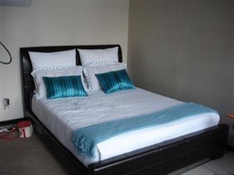 Bachelor apartment in Braamfontein-4
