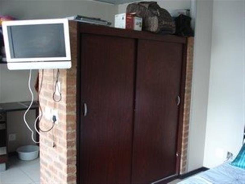 Bachelor apartment in Braamfontein-5