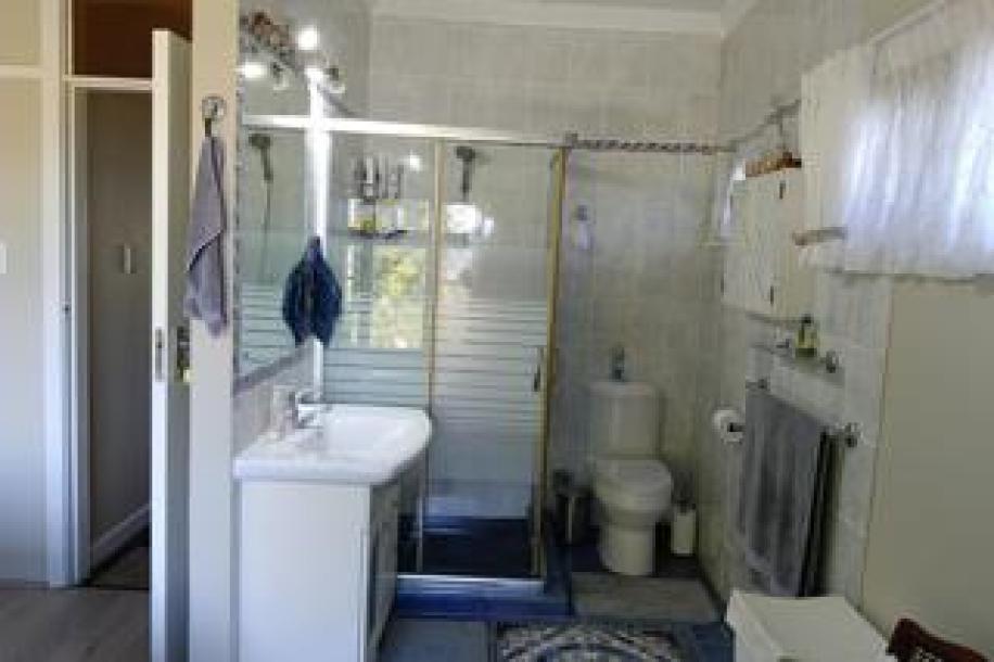 3 Bedroom House for Sale in Uvongo Beach-12