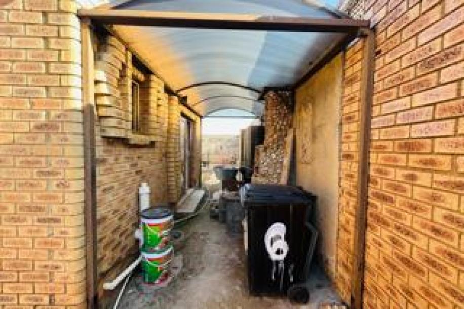 3 Bedroom House for Sale in Pimville Zone 6-4