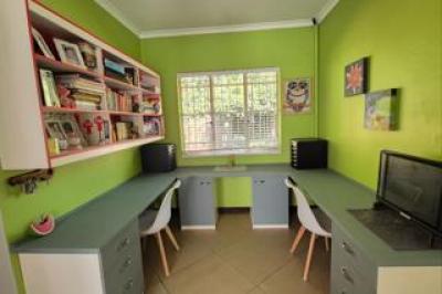 5 Bedroom House for Sale in Bedfordview-10