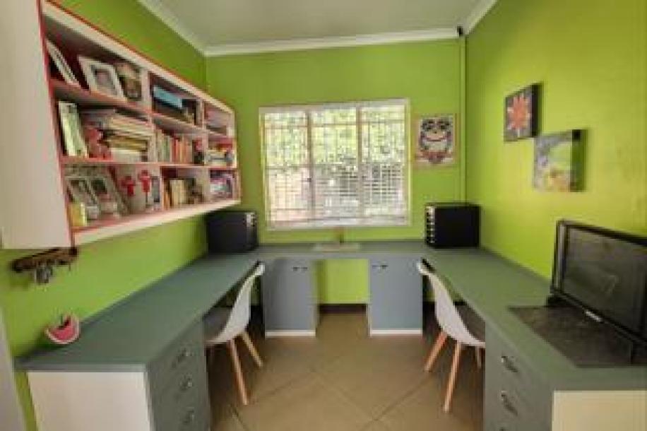 5 Bedroom House for Sale in Bedfordview-10