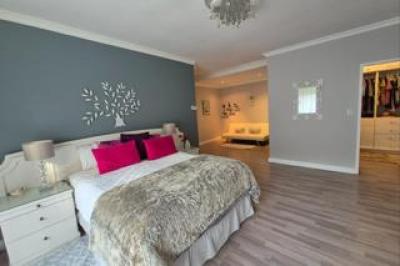 5 Bedroom House for Sale in Bedfordview-11