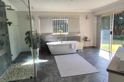 5 Bedroom House for Sale in Bedfordview-12