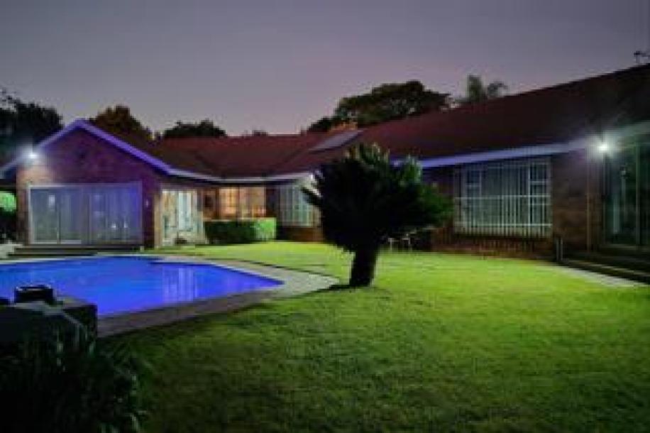 5 Bedroom House for Sale in Bedfordview-16