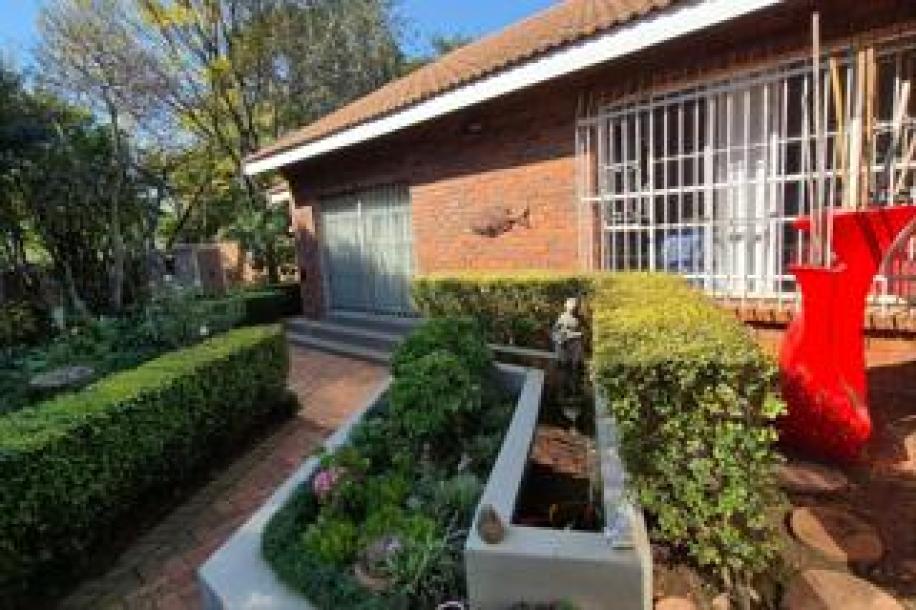 5 Bedroom House for Sale in Bedfordview-18