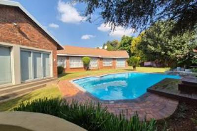 5 Bedroom House for Sale in Bedfordview-19