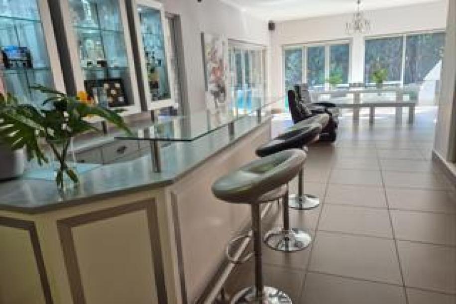 5 Bedroom House for Sale in Bedfordview-2