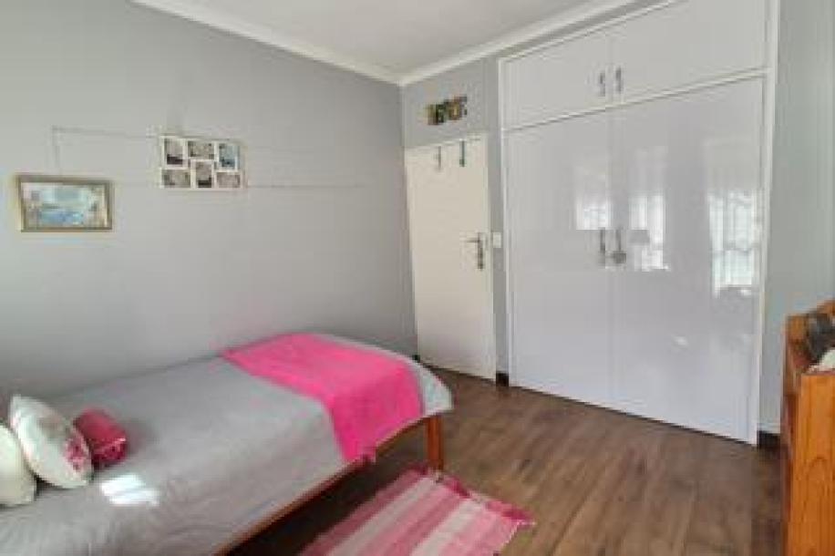 5 Bedroom House for Sale in Bedfordview-8