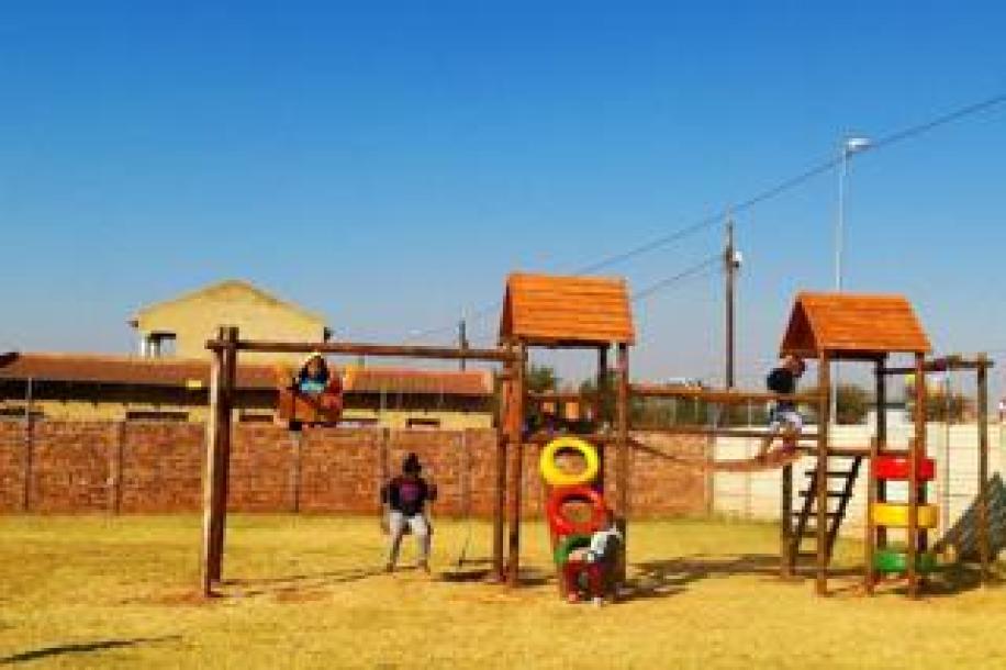 2 Bedroom Townhouse to Rent in Protea Glen-11