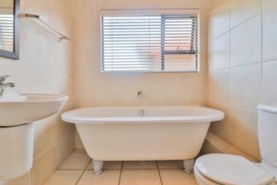 2 Bedroom Apartment / Flat to Rent in Glenvista-11