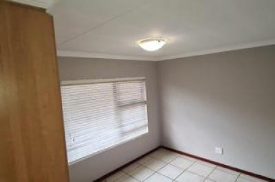 3 Bedroom Townhouse to Rent in Meyersdal-11