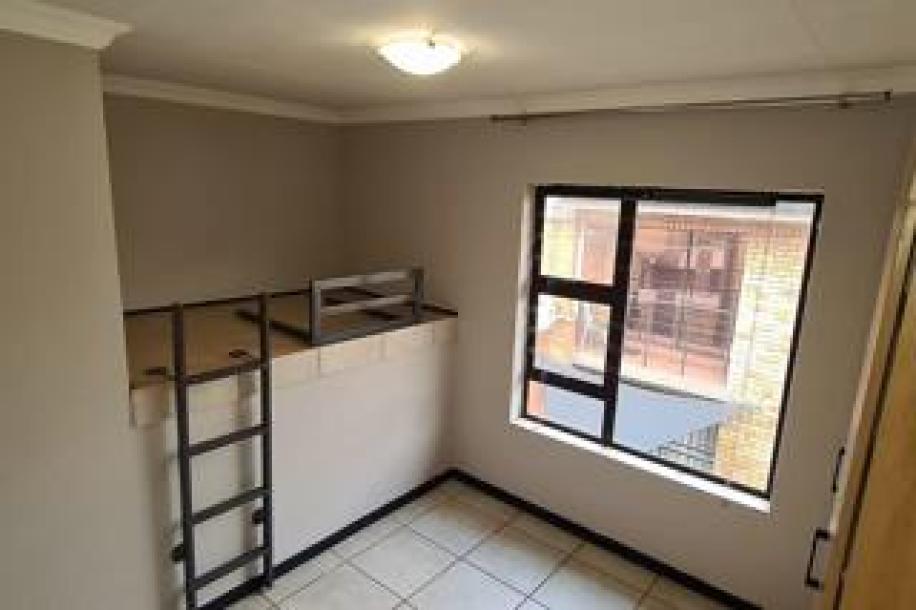 3 Bedroom Townhouse to Rent in Meyersdal-12