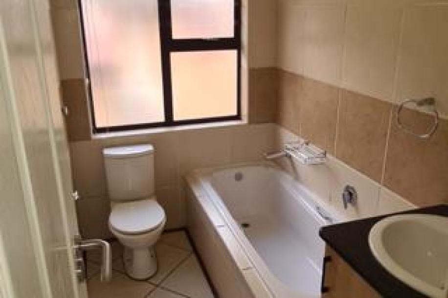 3 Bedroom Townhouse to Rent in Meyersdal-13