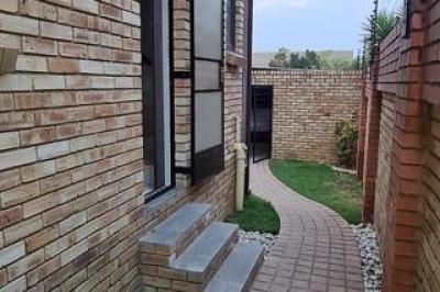 3 Bedroom Townhouse to Rent in Meyersdal-17