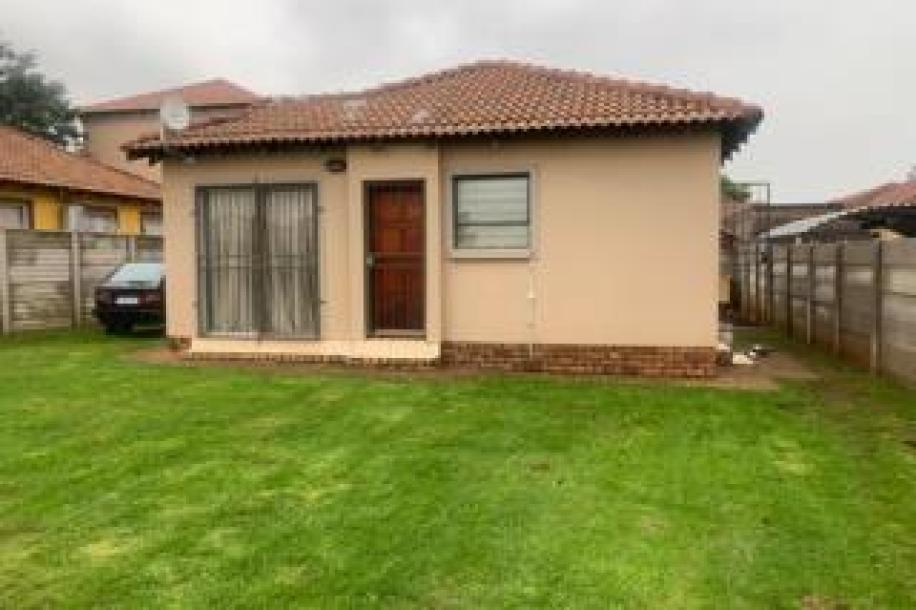 2 Bedroom House to Rent in Alveda-9