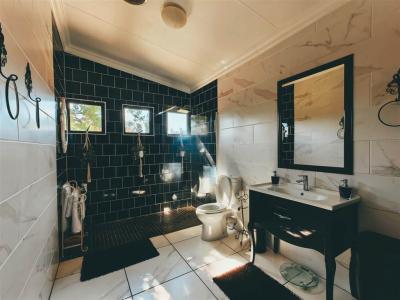 6 Bedroom House in Upington-10