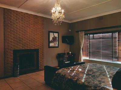 6 Bedroom House in Upington-11
