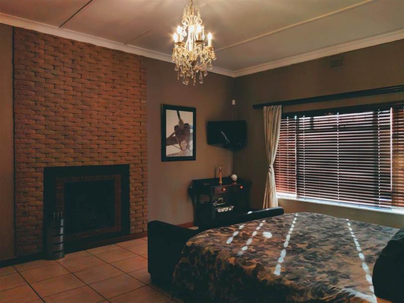 6 Bedroom House in Upington-11