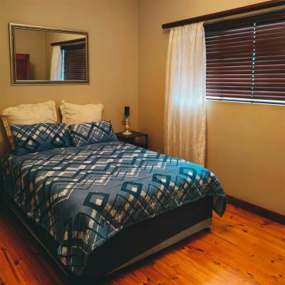 6 Bedroom House in Upington-12