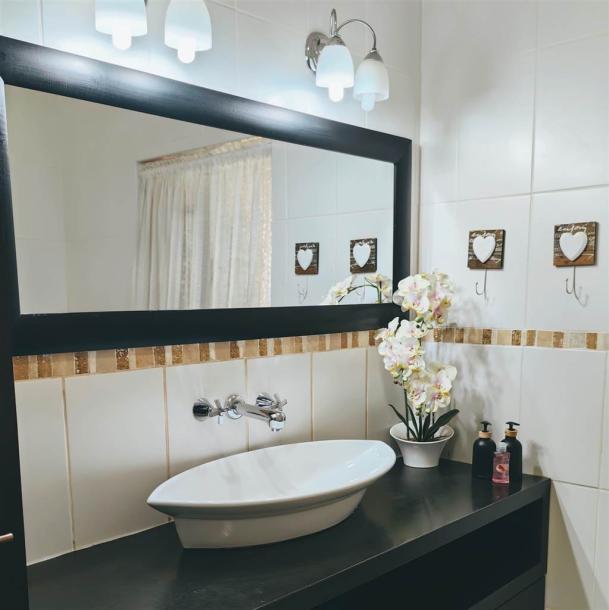 6 Bedroom House in Upington-14