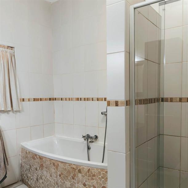 6 Bedroom House in Upington-15