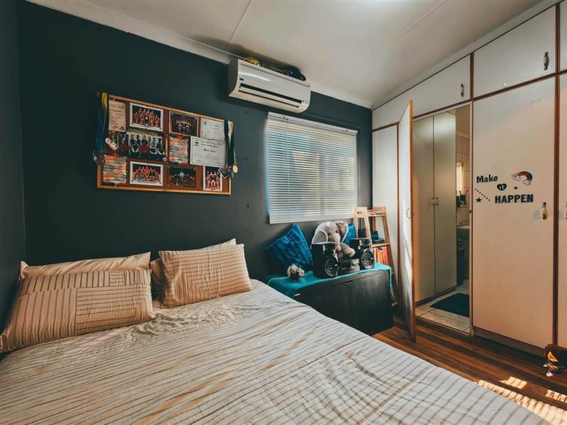 6 Bedroom House in Upington-16