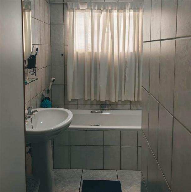 6 Bedroom House in Upington-17