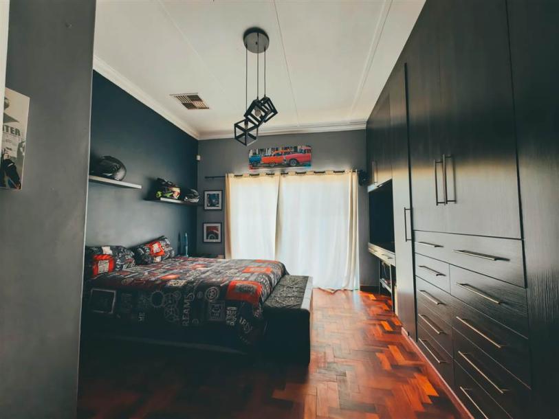 6 Bedroom House in Upington-18