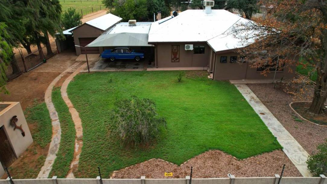 6 Bedroom House in Upington-2