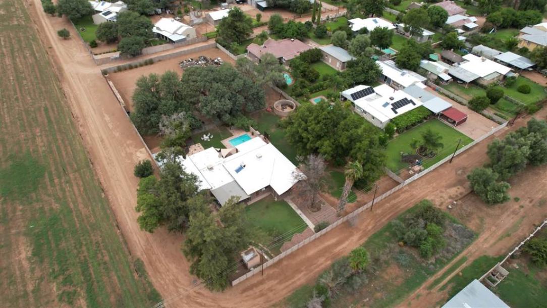 6 Bedroom House in Upington-3