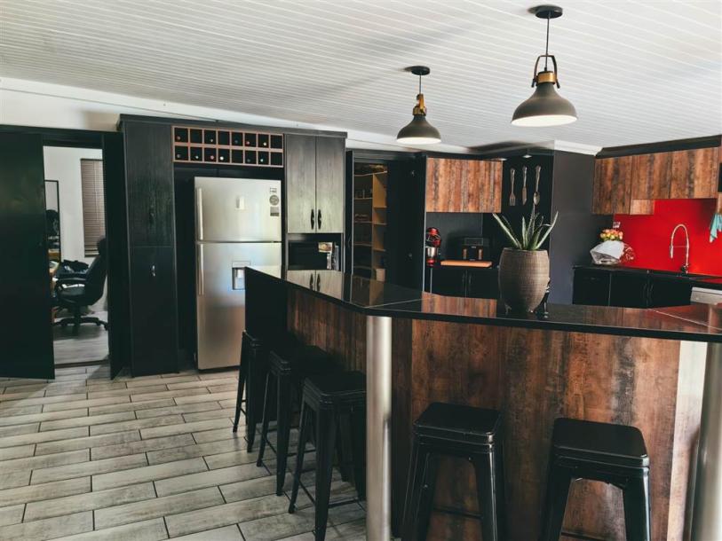 6 Bedroom House in Upington-5