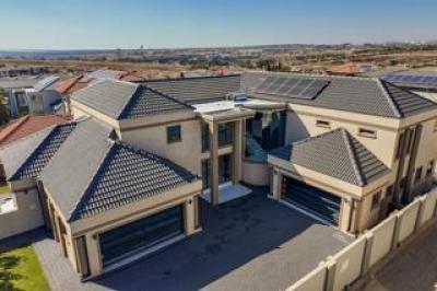 6 Bedroom House for Sale in Blue Valley Golf Estate