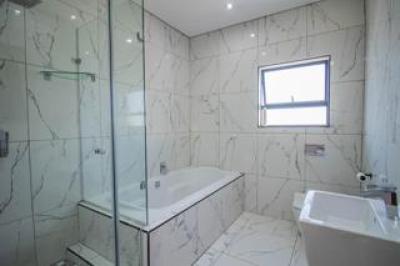 6 Bedroom House for Sale in Blue Valley Golf Estate-12