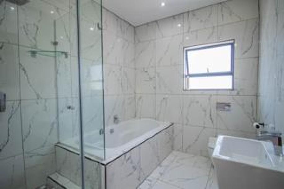 6 Bedroom House for Sale in Blue Valley Golf Estate-12