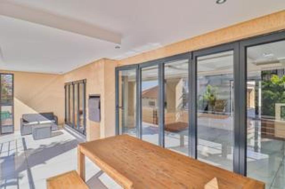 6 Bedroom House for Sale in Blue Valley Golf Estate-14