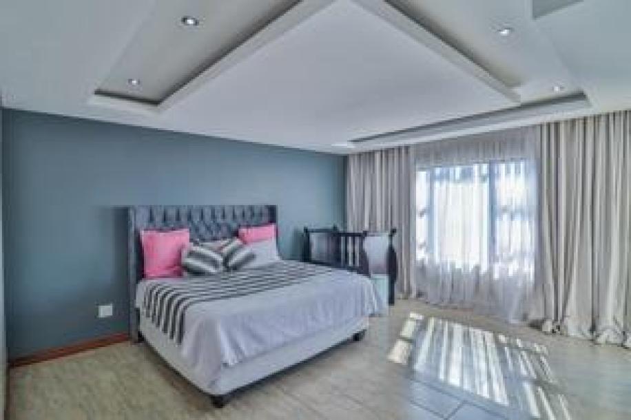 6 Bedroom House for Sale in Blue Valley Golf Estate-15