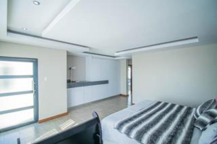 6 Bedroom House for Sale in Blue Valley Golf Estate-16