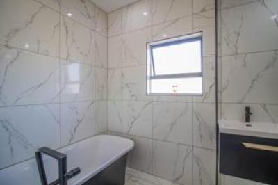 6 Bedroom House for Sale in Blue Valley Golf Estate-18