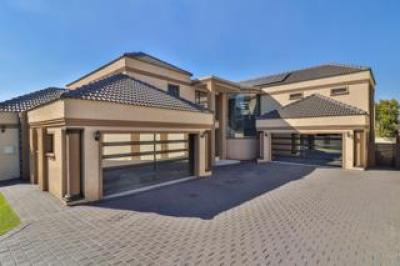 6 Bedroom House for Sale in Blue Valley Golf Estate-19