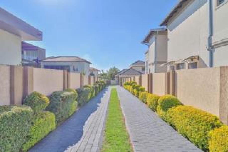 6 Bedroom House for Sale in Blue Valley Golf Estate-2
