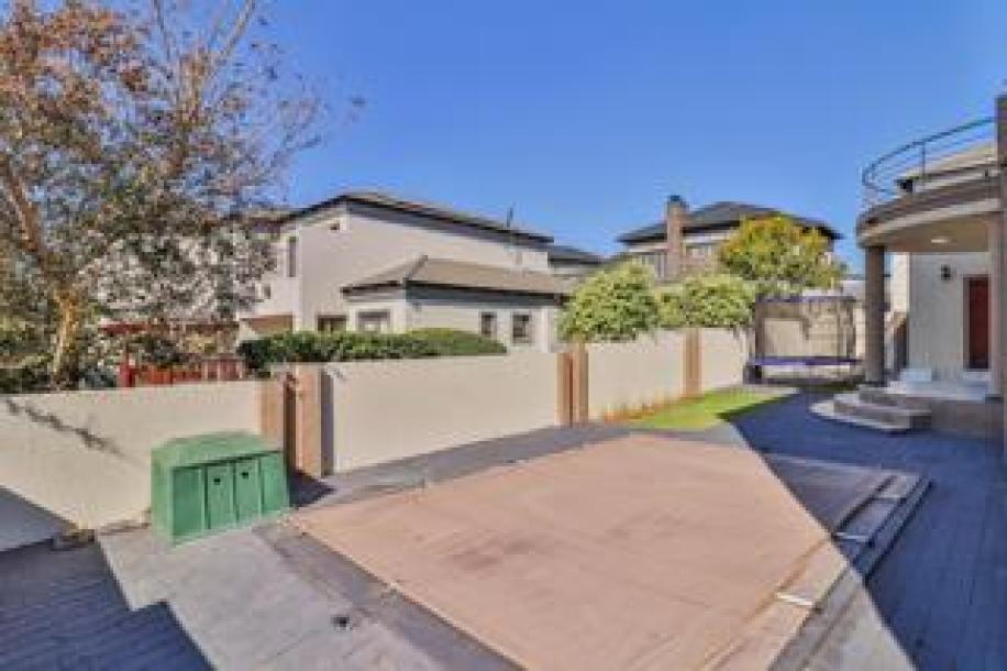 6 Bedroom House for Sale in Blue Valley Golf Estate-20