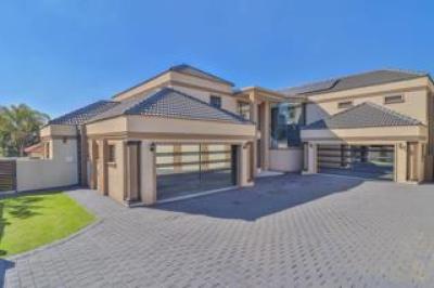 6 Bedroom House for Sale in Blue Valley Golf Estate-3