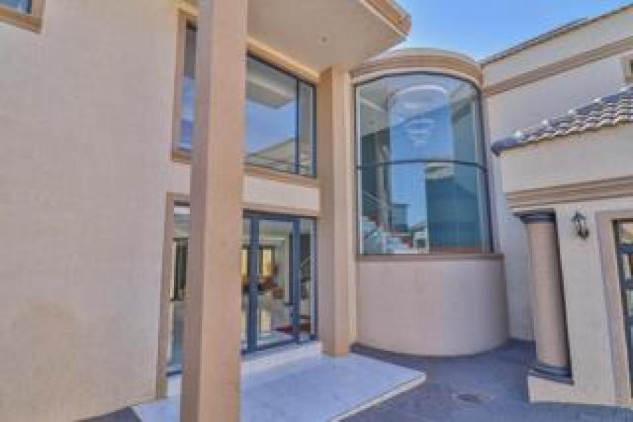 6 Bedroom House for Sale in Blue Valley Golf Estate-4