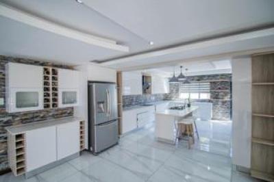 6 Bedroom House for Sale in Blue Valley Golf Estate-6
