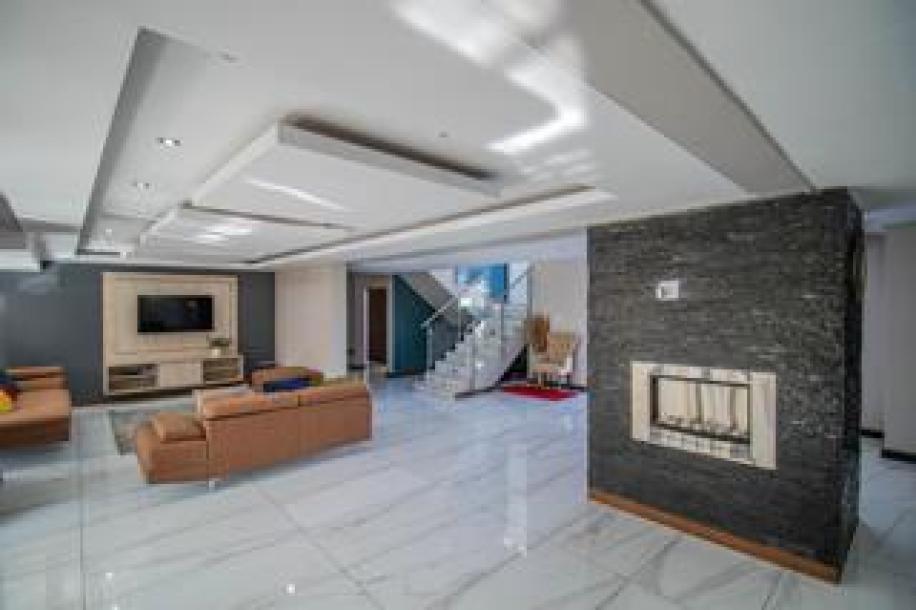 6 Bedroom House for Sale in Blue Valley Golf Estate-8