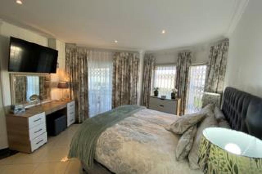 3 Bedroom Apartment / Flat for Sale in Uvongo-6