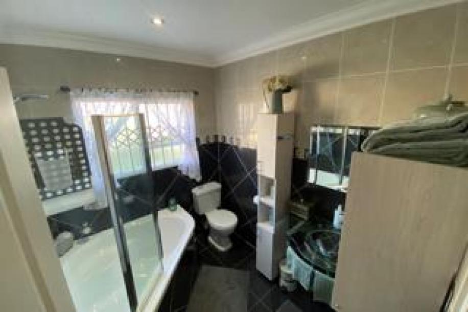 3 Bedroom Apartment / Flat for Sale in Uvongo-7