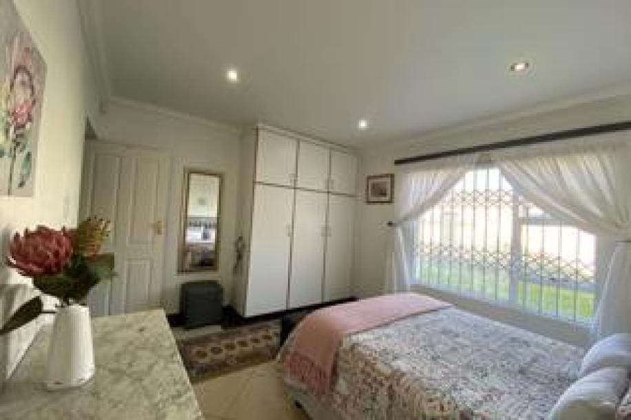 3 Bedroom Apartment / Flat for Sale in Uvongo-8